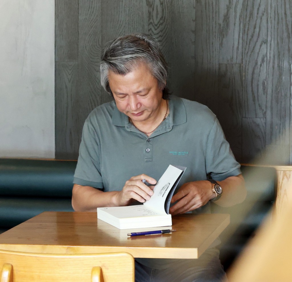 Họa sĩ Trần Đại Thắng kí tặng sách bạn đọc