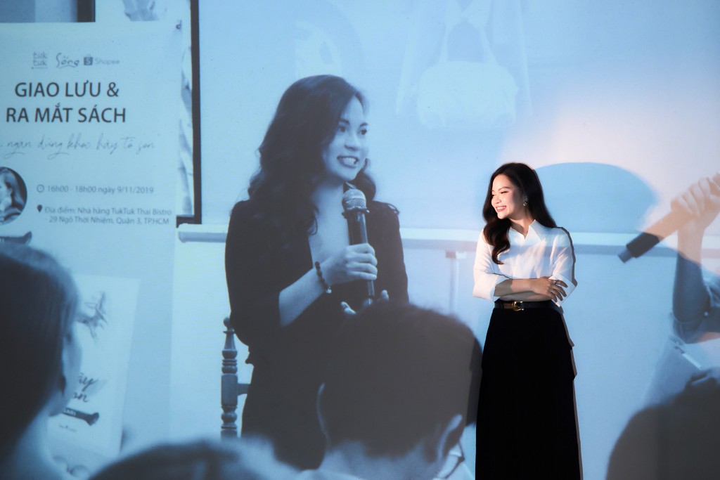 Gari Nguyễn trong một buổi ra mắt sách 