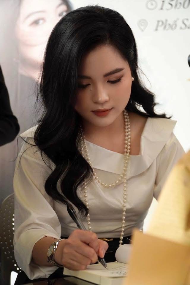 Nữ nhà văn kí tặng sách bạn đọc