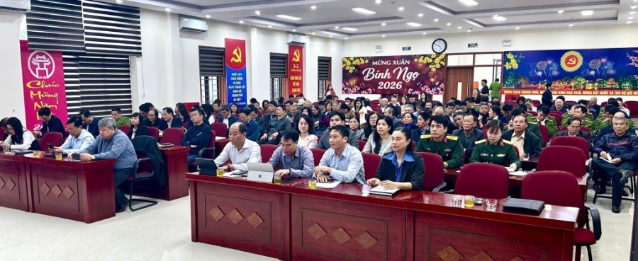 Đảng viên học tập Nghị quyết tại điểm cầu phường Định Công. Ảnh: ĐC