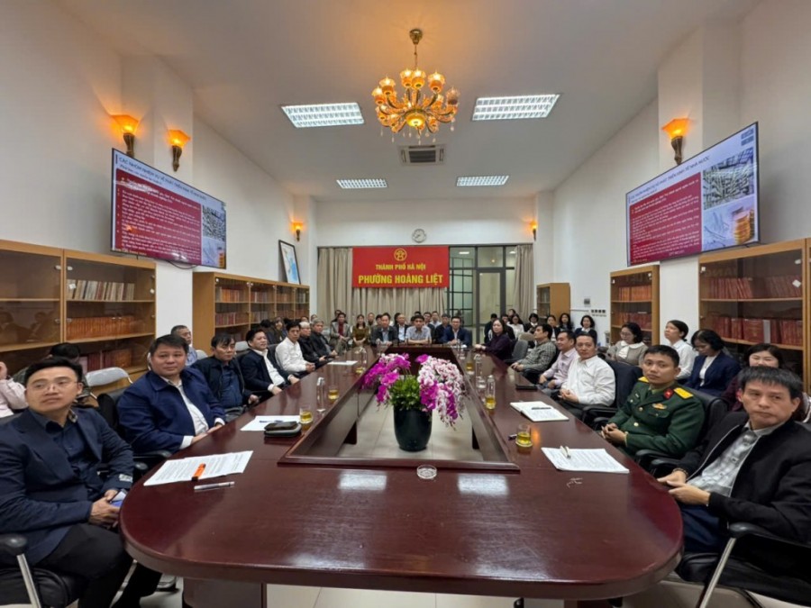 Các đảng viên học tập Nghị quyết tại điểm cầu phường Hoàng Liệt. Ảnh: HL