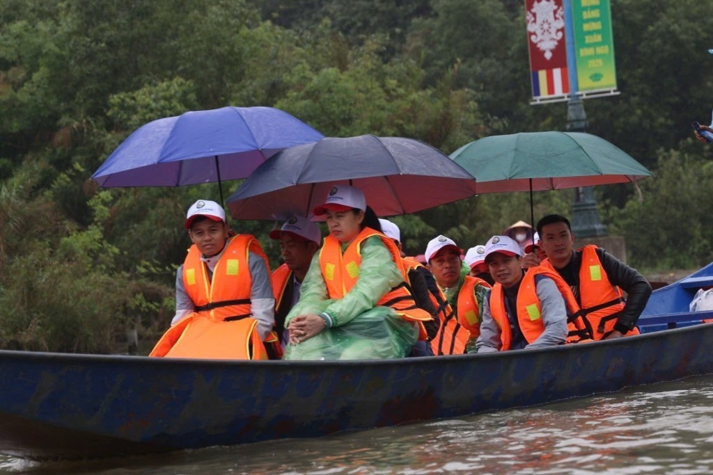 Du khách được trang bị áo phao, đảm bảo an toàn (Ảnh: HS)