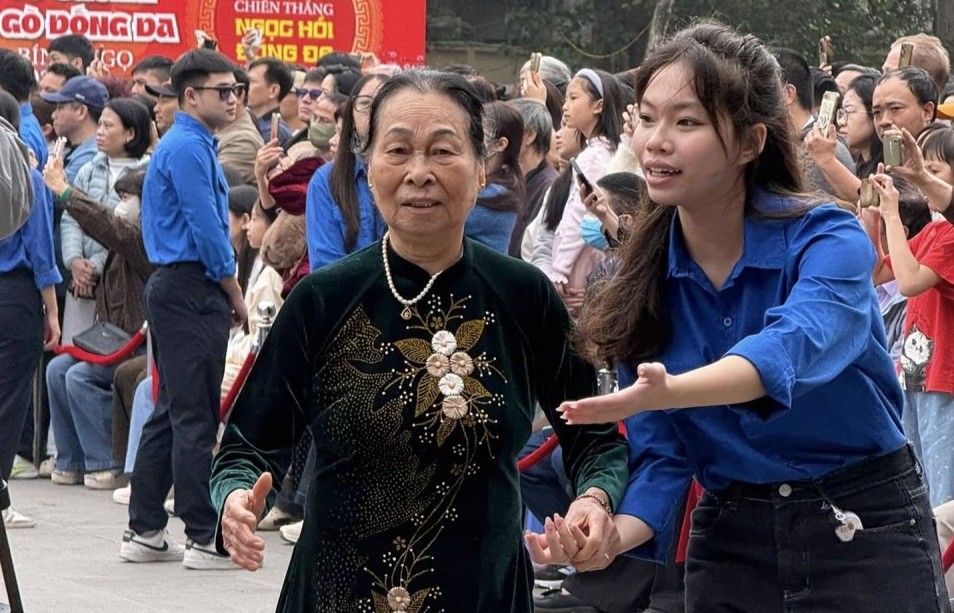 Lặng thầm góp sức, rạng rỡ sắc áo xanh mùa lễ hội