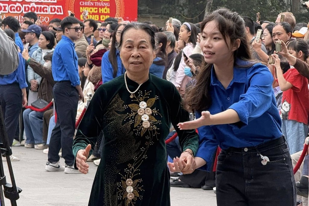 Đoàn viên, thanh niên phường Đống Đa hỗ trợ người dân tham gia lễ hội