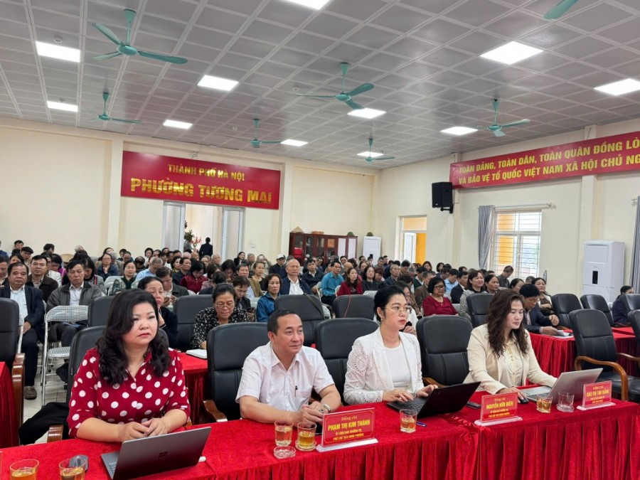 Các cán bộ đảng viên phường Tương Mai tham gia học tập Nghị quyết. Ảnh: TM