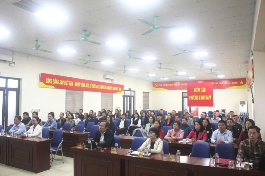 Đông đảo đảng viên học tập Nghị quyết tại điểm cầu phường Lĩnh Nam. Ảnh: LN