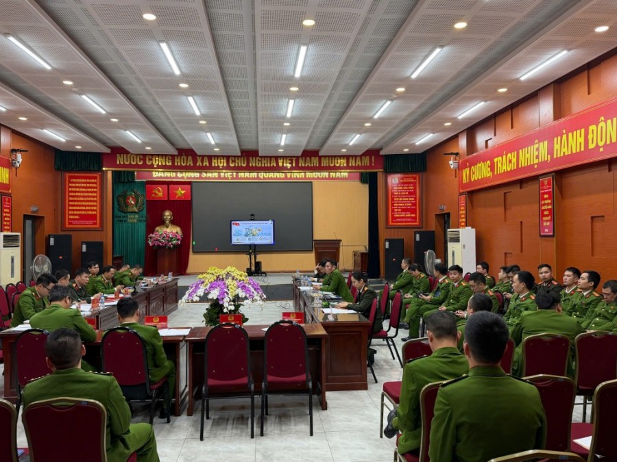 Các đơn vị trực thuộc Đảng bộ phường Tây Hồ học tập Nghị quyết trực tuyến. Ảnh: TH