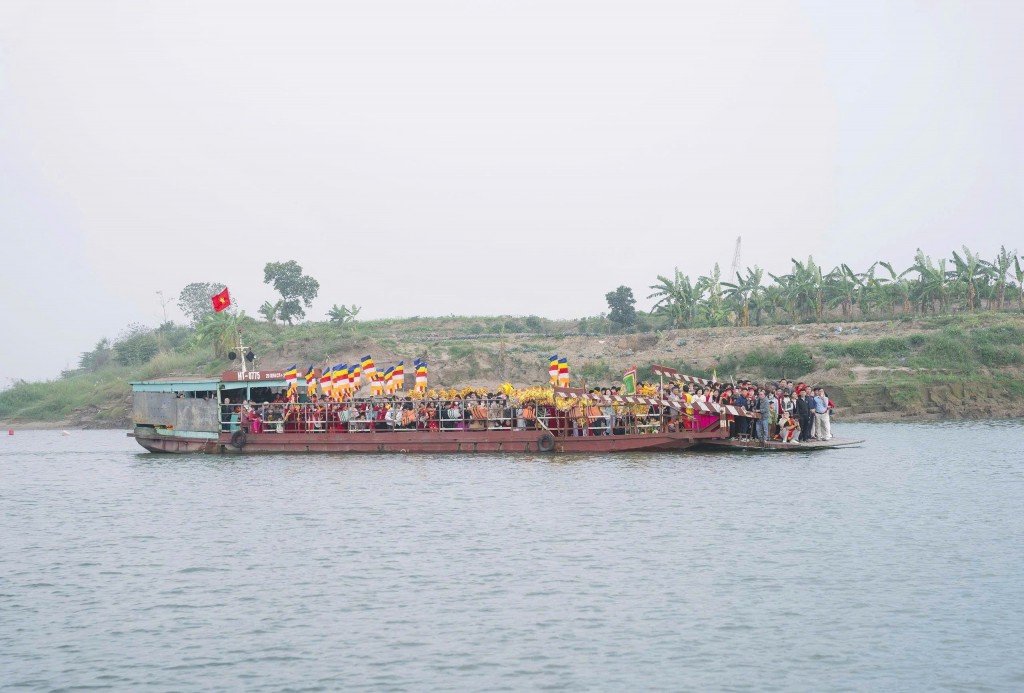 Lễ hội giúp người dân tìm về truyền thống, tưởng nhớ tiền nhân, gửi gắm nhiều ước vọng trong mùa xuân (Ảnh: Ánh Dương)