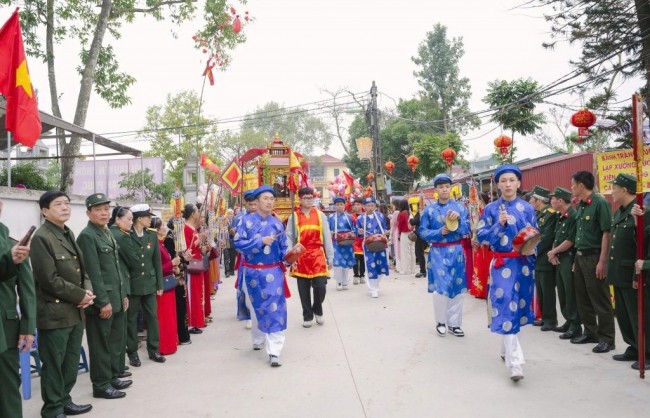 Để lễ hội là mùa vui náo nức...