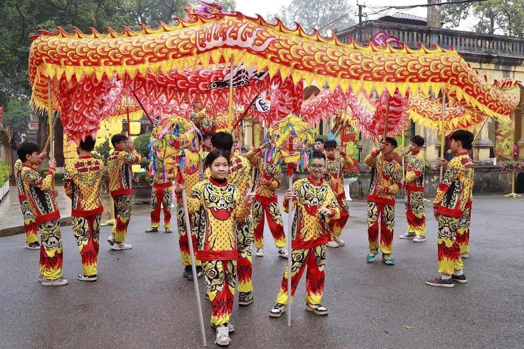 Biểu diễn múa rồng tại Lễ khai xuân Biểu diễn múa rồng tại Lễ khai xuân