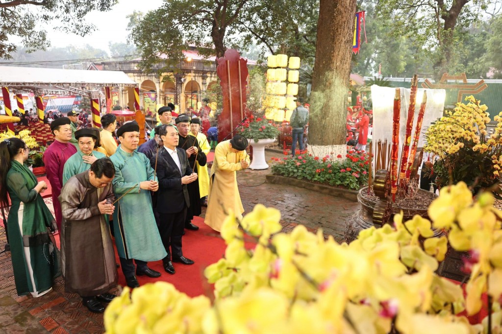 Dâng hương khai xuân theo nghi thức cung đình tại Hoàng thành Thăng Long Dâng hương khai xuân theo nghi thức cung đình tại Hoàng thành Thăng Long