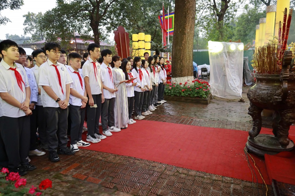 Các em học sinh dâng hương, tìm hiểu về truyền thống cùng đình xưa Các em học sinh dâng hương, tìm hiểu về truyền thống cùng đình xưa