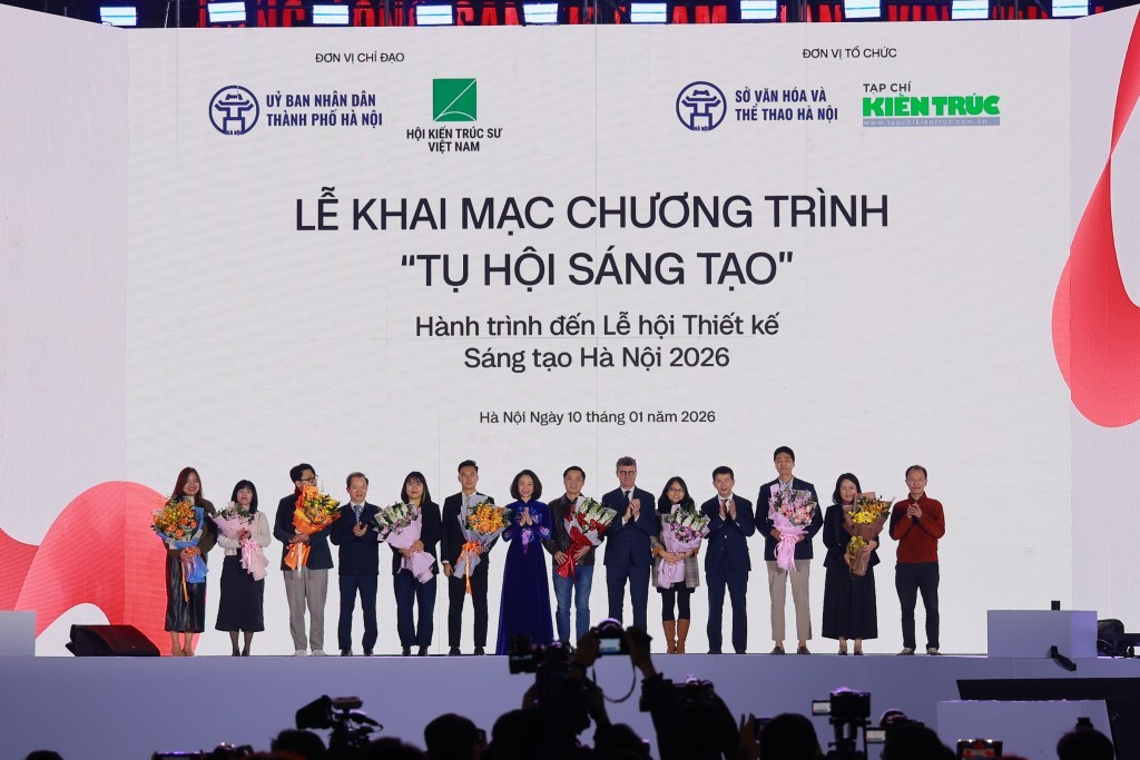 Đồng chí Vũ Thu Hà - Thành ủy viên, Phó Chủ tịch UBND TP Hà Nội, đồng chí Phạm Tuấn Long - Thành ủy viên, Giám đốc Sở Văn hóa và Thể thao Hà Nội cùng các đại biểu Trung ương, quốc tế khai mạc chương trình “Tụ hội Sáng tạo”