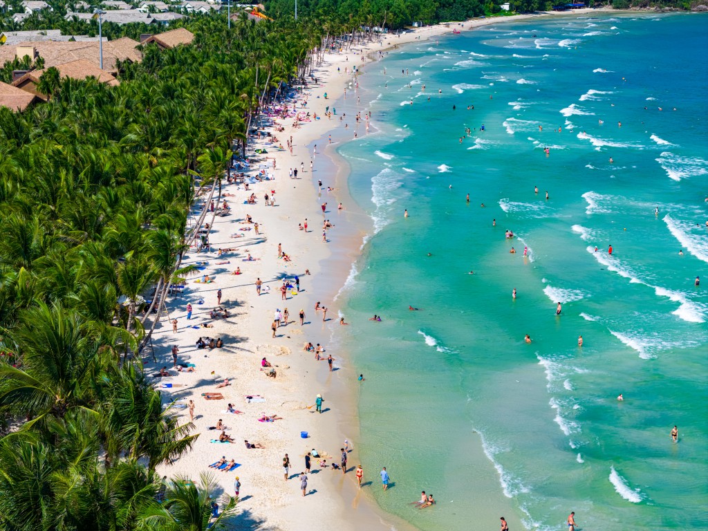 Dải cát trắng mịn và làn nước xanh ngọc làm nên sức hút riêng của Bãi Kem