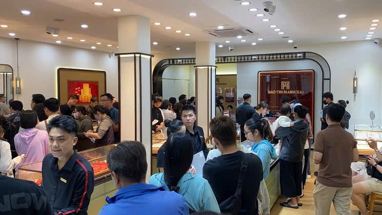 Người dân xếp hàng mua vàng trong ngày vía Thần tài Người dân xếp hàng mua vàng trong ngày vía Thần tài