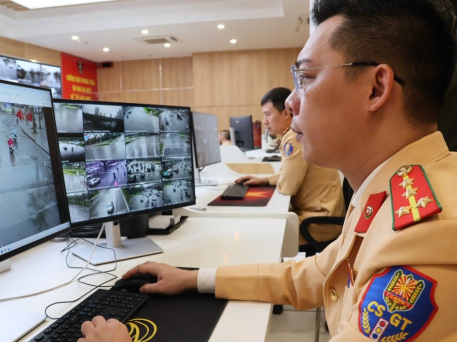 Cảnh sát giao thông, Công an Hà Nội xử dụng thiết bị thông minh để giám sát, điều tiết, đảm bảo giao thông. (Ảnh: CAHN)