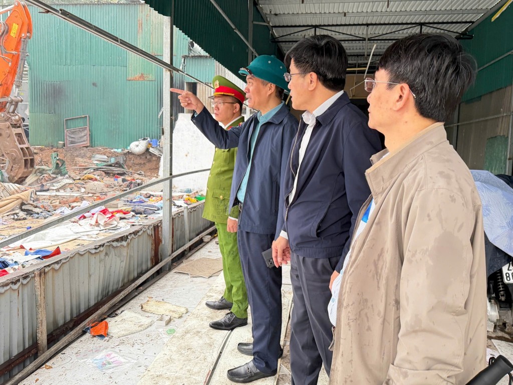 Lãnh đạo phường Nghĩa Đô trực tiếp xuống hiện trường tuyên truyền vận động người dân chấp hành nghiêm các quy định của pháp luật. Ảnh PV. Lãnh đạo phường Nghĩa Đô trực tiếp xuống hiện trường tuyên truyền vận động người dân chấp hành nghiêm các quy định của pháp luật. Ảnh PV.