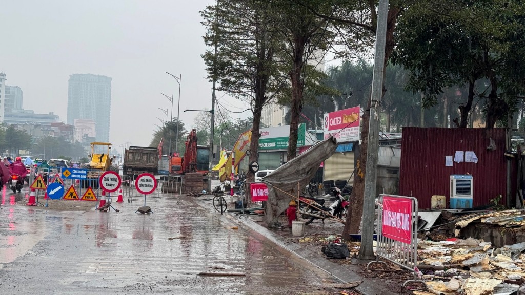 Với sự quyết liệt của chính quyền địa phương, công tác GPMB dự án thoát nước trọng điểm chống ngập đoạn qua địa bàn phường Nghĩa Đô đã có những chuyển biến tích cực. Ảnh Vân Nhi. Với sự quyết liệt của chính quyền địa phương, công tác GPMB dự án thoát nước trọng điểm chống ngập đoạn qua địa bàn phường Nghĩa Đô đã có những chuyển biến tích cực. Ảnh Vân Nhi.