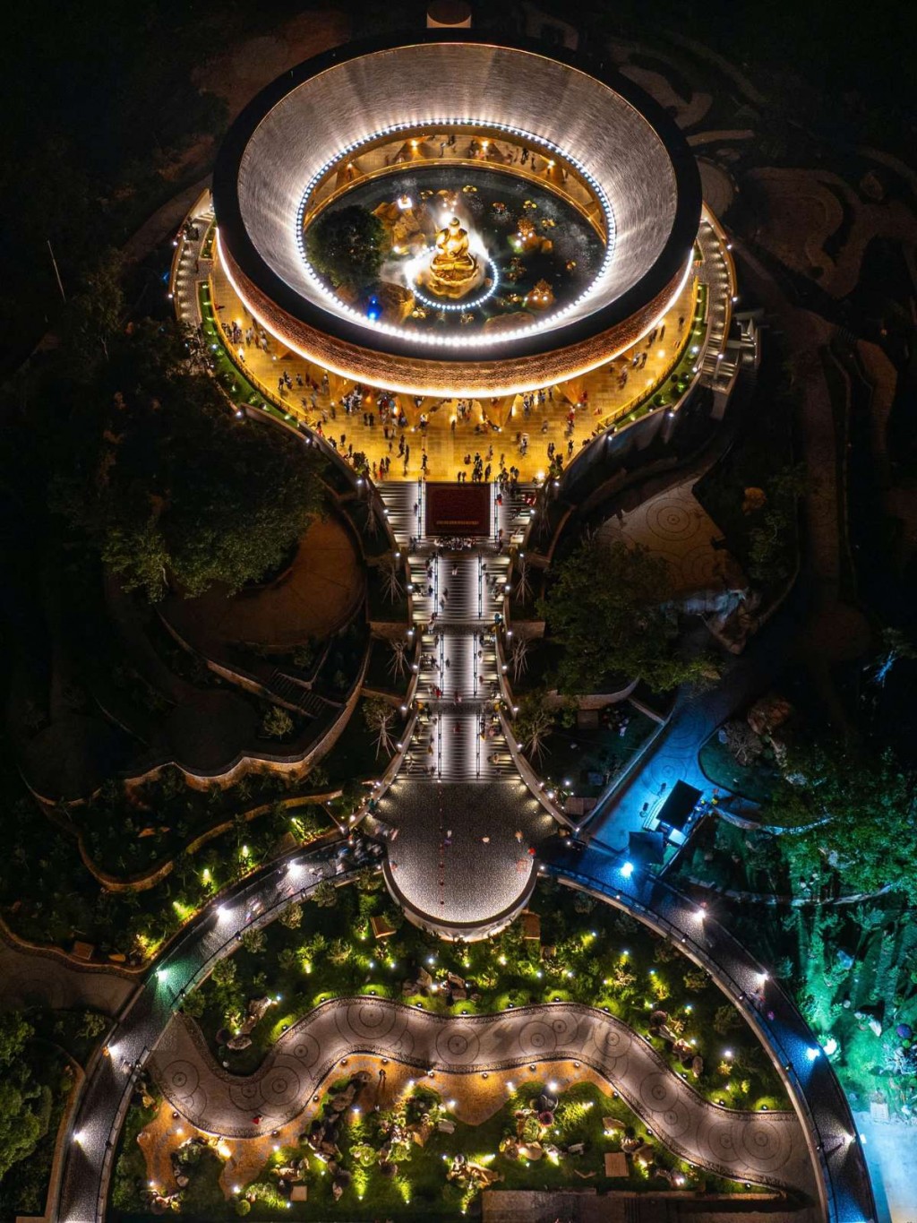 Khung cảnh về đêm linh thiêng trên đỉnh núi Bà. Ảnh: Sun World Ba Den Mountain