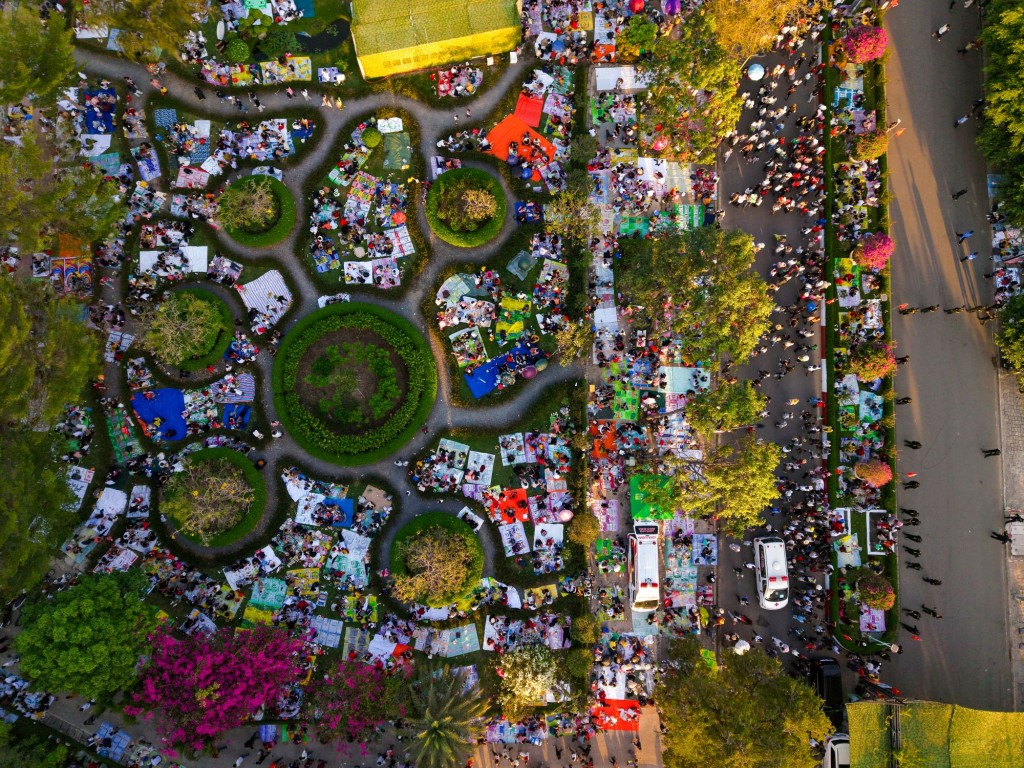 Khung cảnh đông đúc của dòng người hành hương trải nghiệm “ngủ núi”.  Ảnh: Sun World Ba Den Mountain