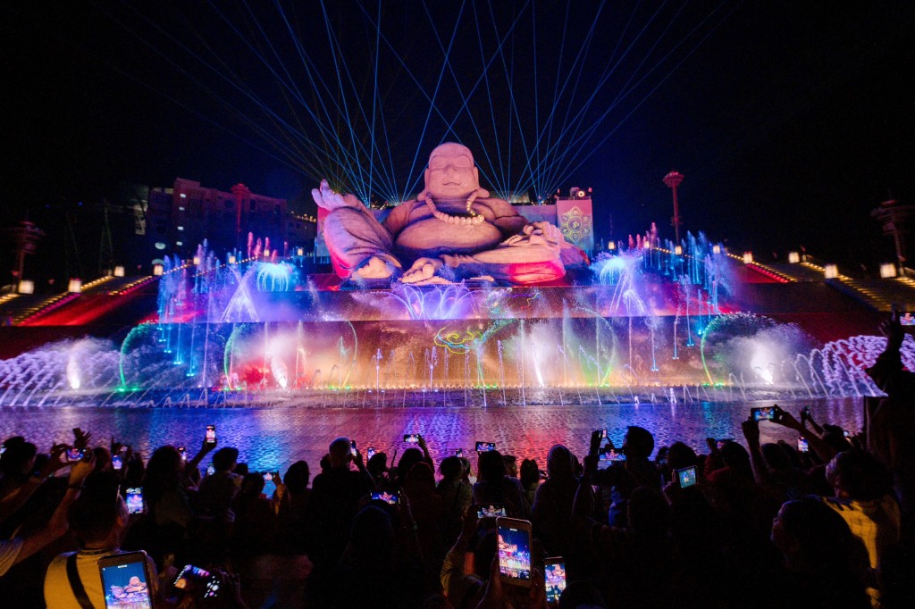Show nhạc nước trước tôn tượng Bồ Tát Di Lặc mang đến sắc màu huyền ảo cho núi Bà Đen về đêm. Ảnh: Sun World Ba Den Mountain