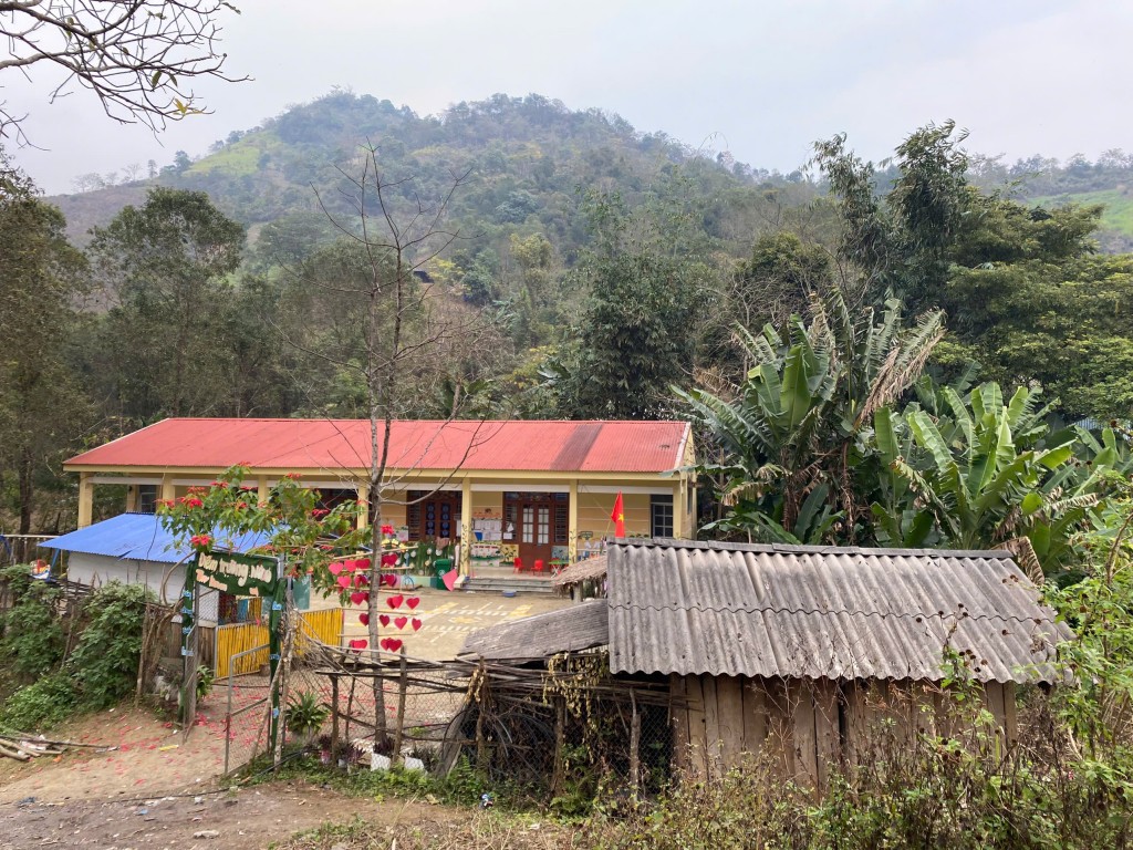 Toàn cảnh điểm trường Nà Ó cần được nâng cấp và xây thêm tường rào bao quanh để giúp đảm bảo an toàn cho hơn 70 em nhỏ đang học tại trường