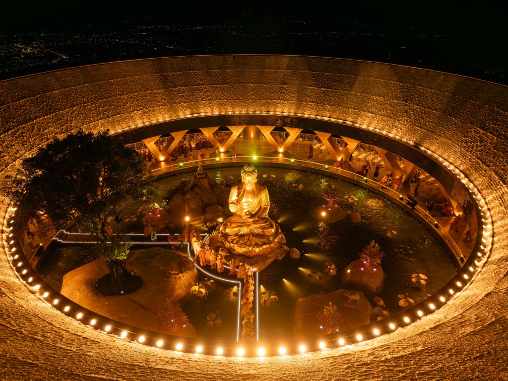 Hàng nghìn du khách ghé thăm Tôn tượng Đức Phật Câu Na Hàm Mâu Ni. Ảnh: Sun World Ba Den Mountain 