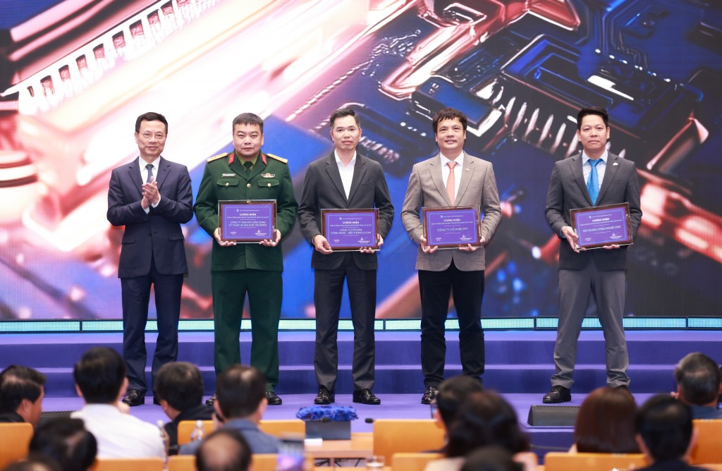 Bộ trưởng Bộ Khoa học và Công nghệ Nguyễn Mạnh Hùng trao chứng nhận cho các đơn vị đồng hành cùng Trung tâm Đổi mới sáng tạo Hà Nội