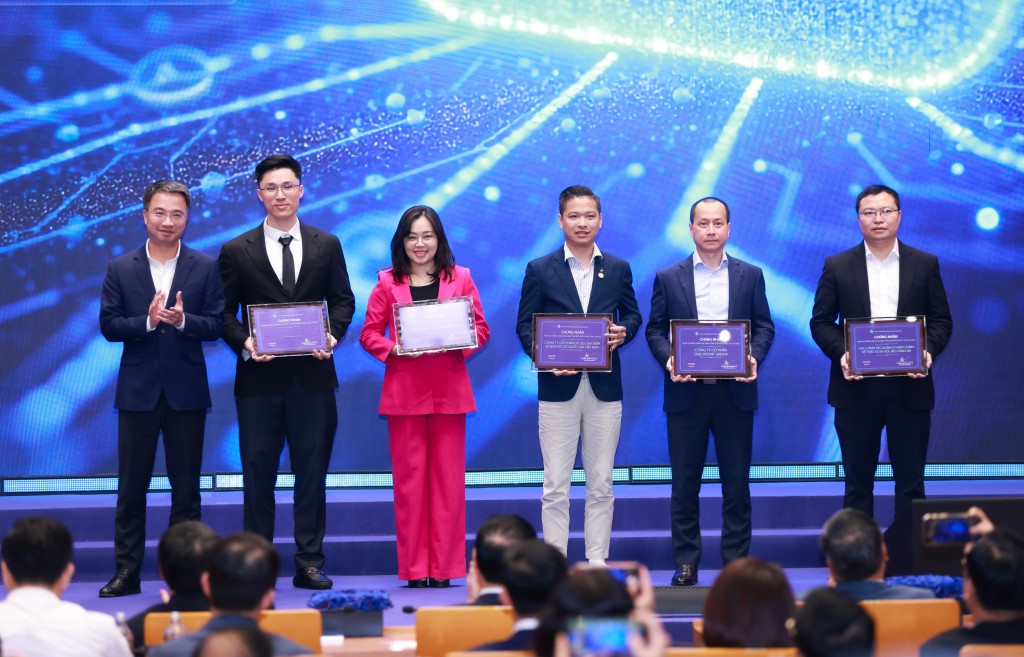 Bí thư Trung ương Đoàn, Chủ tịch Trung ương Hội Liên hiệp thanh niên Việt Nam Nguyễn Tường Lâm trao chứng nhận cho các đơn vị