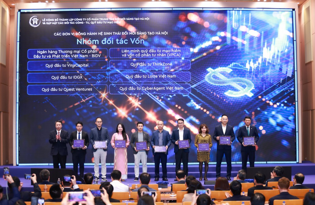 Ủy viên dự khuyết Ban Chấp hành Trung ương Đảng, Ủy viên chuyên trách Ban chỉ đạo Trung ương về phát triển khoa học, công nghệ, đổi mới sáng tạo và chuyển đổi số Nguyễn Huy Dũng trao chứng nhận cho các đơn vị