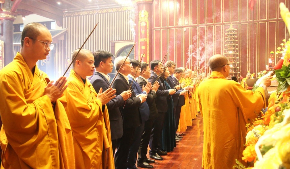 Các đại biểu dâng hương, làm lễ cầu Quốc thái, dân an.