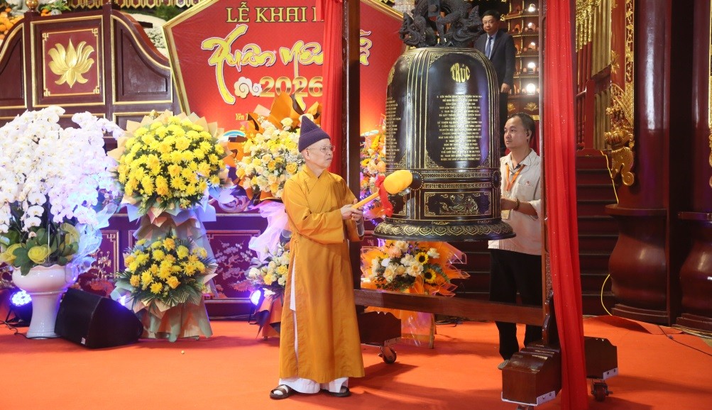 Hòa Thượng Thích Thanh Quyết, Phó Chủ tịch Hội đồng Trị sự Trung ương Giáo hội Phật giáo Việt Nam, Trưởng Ban Trị sự Giáo hội Phật giáo tỉnh Quảng Ninh, thỉnh chuông khai hội.