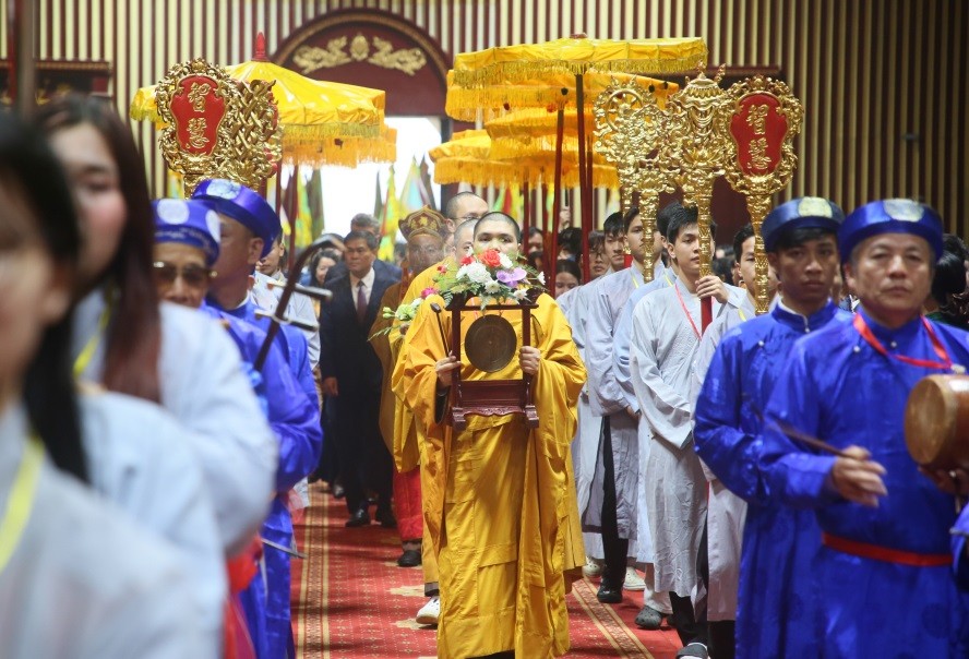 Các đại biểu, nhân dân, phật tử, du khách thực hiện nghi thức khai Hội