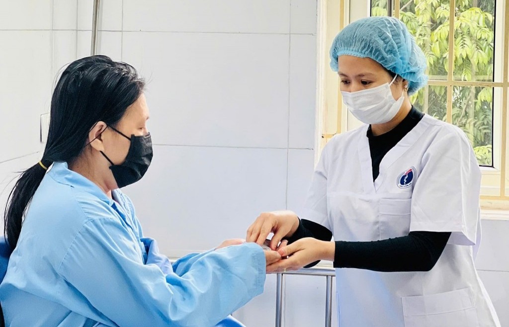 Khi chính sách tiếp sức “chiến sĩ áo trắng”