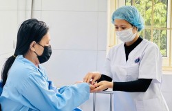 Khi chính sách tiếp sức “chiến sĩ áo trắng”...