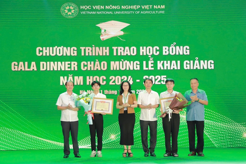 GS.TS. Nguyễn Thị Lan, Bí thư Đảng ủy, Giám đốc Học viện Nông nghiệp Việt Nam trao học bổng cho sinh viên năm 2025