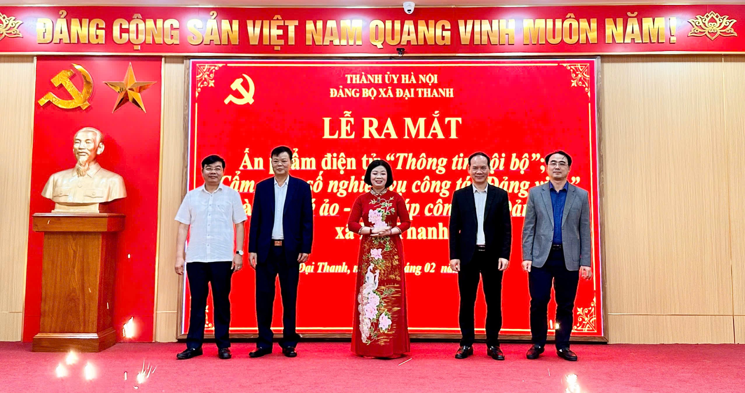 Các đại biểu thực hiện nghi thức ra mắt các ấn phẩm. (Ảnh: NL)