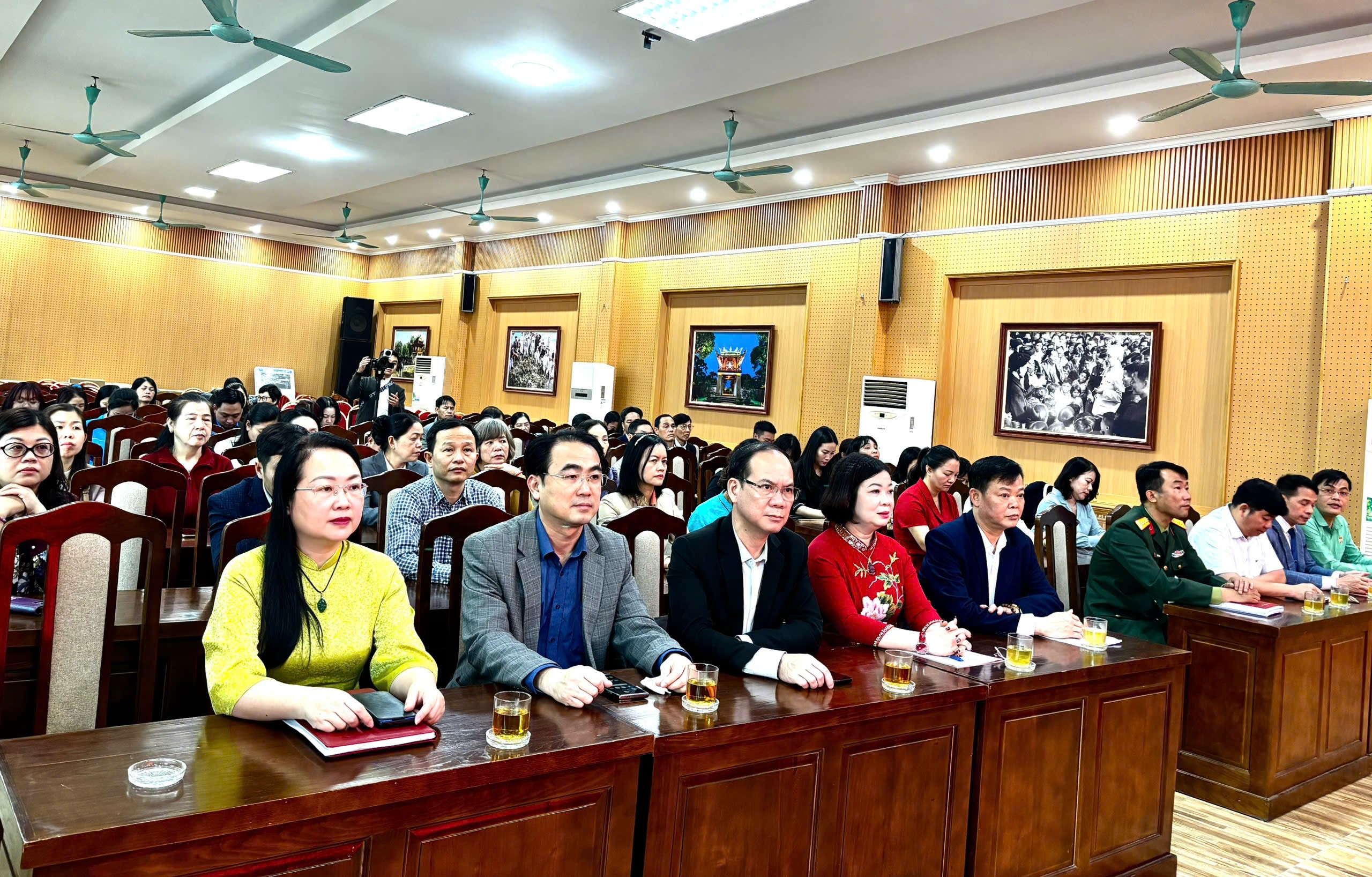 Các đại biểu tham dự buổi lễ ra mắt. (Ảnh: NL)