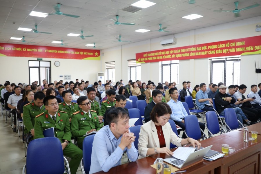 Đông đảo đại diện sở, ban, ngành TP, Công an TP, lực lượng chức năng và Công an phường tham dự hội nghị