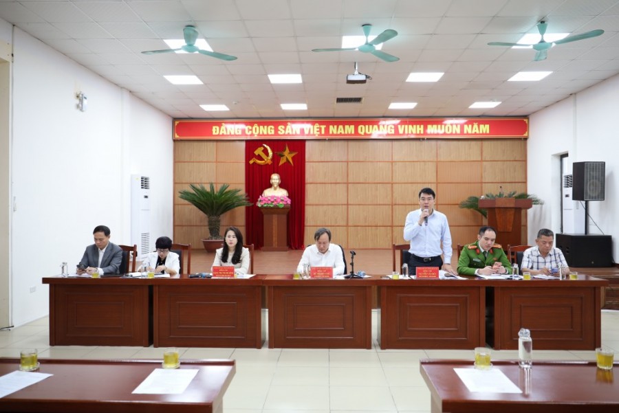 Đồng chí Nguyễn Văn Đức - Chủ tịch UBND phường điều hành thảo luận