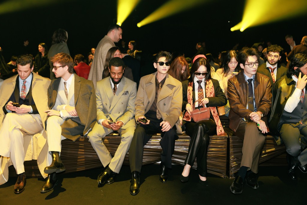 Isaac sánh vai dàn nghệ sĩ toàn cầu khi xem Milan Fashion Week Isaac sánh vai dàn nghệ sĩ toàn cầu khi xem Milan Fashion Week