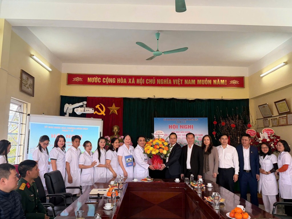 Các đồng chí Lãnh đạo Đảng ủy-HĐND-UBND-UBMTTQ Việt Nam phường Đông Ngạc tặng hoa chúc mừng cán bộ, y bác sĩ, nhân viên y tế nhân ngày 27/02 Các đồng chí Lãnh đạo Đảng ủy-HĐND-UBND-UBMTTQ Việt Nam phường Đông Ngạc tặng hoa chúc mừng cán bộ, y bác sĩ, nhân viên y tế nhân ngày 27/02