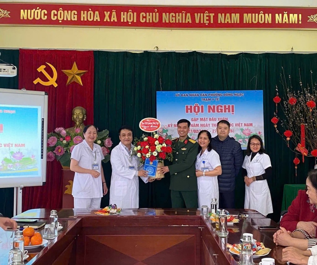 Ban Chỉ huy Quân sự phường tặng hoa chúc mừng cán bộ, nhân viên Trạm Y tế phường nhân dịp kỷ niệm 71 năm ngày Thầy thuốc Việt Nam 27/02 Ban Chỉ huy Quân sự phường tặng hoa chúc mừng cán bộ, nhân viên Trạm Y tế phường nhân dịp kỷ niệm 71 năm ngày Thầy thuốc Việt Nam 27/02