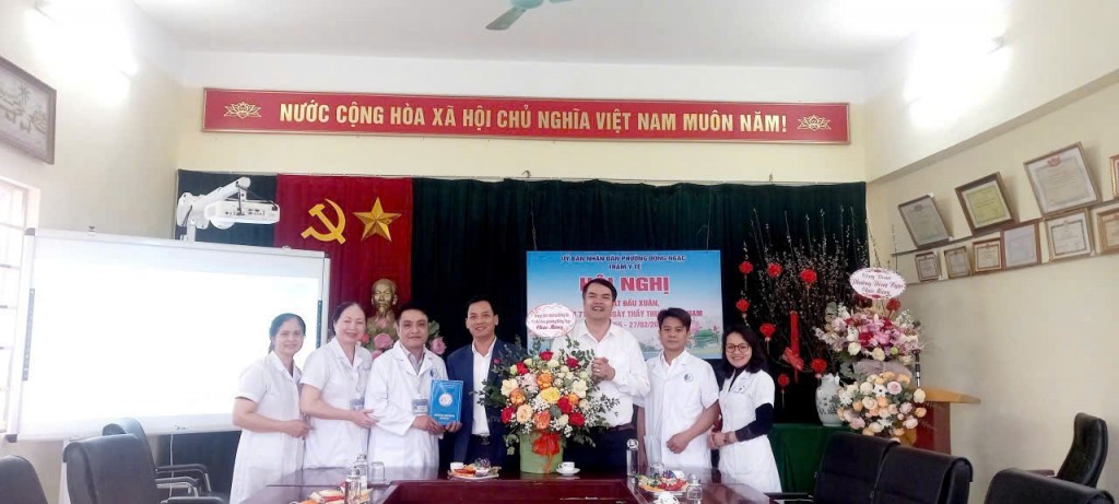 Ban Giám đốc Trung tâm Văn hóa – Thông tin và Thể thao phường tặng hoa chúc mừng cán bộ, y bác sĩ, nhân viên Trạm Y tế phường nhân dịp kỷ niệm 71 năm ngày Thầy thuốc Việt Nam (27/02/1955 – 27/02/2026) Ban Giám đốc Trung tâm Văn hóa – Thông tin và Thể thao phường tặng hoa chúc mừng cán bộ, y bác sĩ, nhân viên Trạm Y tế phường nhân dịp kỷ niệm 71 năm ngày Thầy thuốc Việt Nam (27/02/1955 – 27/02/2026)