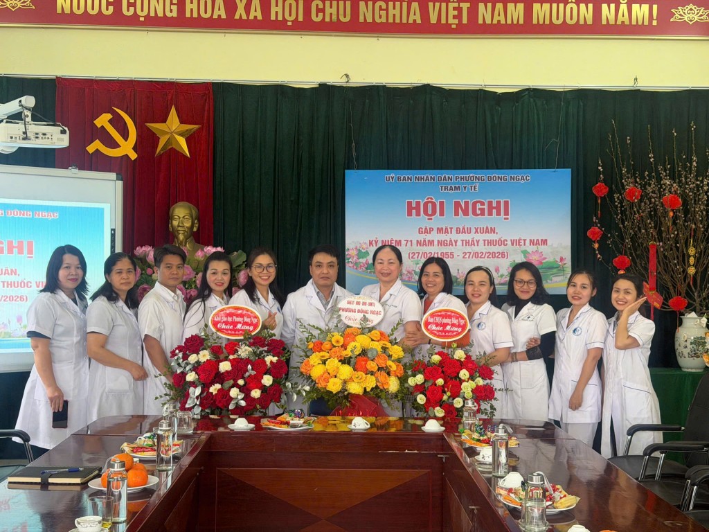Đội ngũ cán bộ, y bác sỹ, trưởng phó khoa phòng Trạm Y tế phường Đông Ngạc Đội ngũ cán bộ, y bác sỹ, trưởng phó khoa phòng Trạm Y tế phường Đông Ngạc