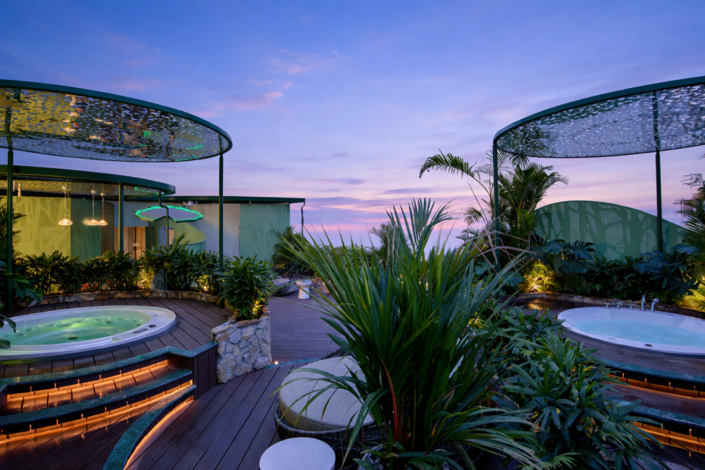 Khu vực rooftop và bể Jacuzzi tại KiN Hotel Central Park