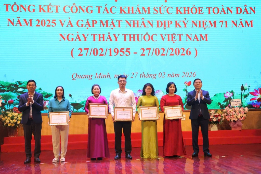 Các đồng chí lãnh đạo xã tặng giấy khen cho các tập thể, cá nhân có thành tích xuất sắc trong công tác khám, chữa bệnh toàn dân Các đồng chí lãnh đạo xã tặng giấy khen cho các tập thể, cá nhân có thành tích xuất sắc trong công tác khám, chữa bệnh toàn dân