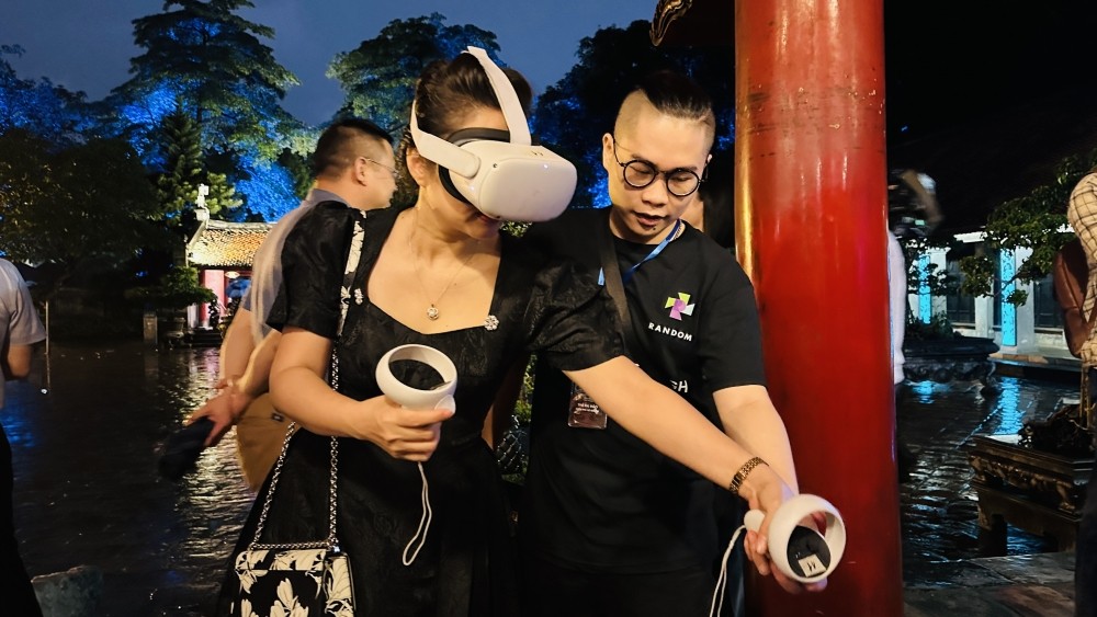 Du khách trải nghiệm công nghệ thực tế ảo khi tham quan Văn Miếu - Quốc Tử Giám Du khách trải nghiệm công nghệ thực tế ảo khi tham quan Văn Miếu - Quốc Tử Giám