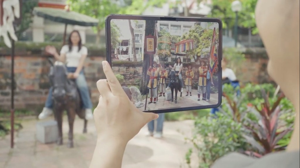 Mỗi điểm trải nghiệm được trang bị đầy đủ thiết bị hiện đại với iPad và màn hình hiển thị chuyên dụng Mỗi điểm trải nghiệm được trang bị đầy đủ thiết bị hiện đại với iPad và màn hình hiển thị chuyên dụng