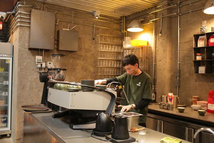 Nhiều lao động trẻ trong lĩnh vực dịch vụ lựa chọn nghỉ việc sau Tết để tìm môi trường mới, song không phải ai cũng có kế hoạch dài hạn rõ ràng Nhiều lao động trẻ trong lĩnh vực dịch vụ lựa chọn nghỉ việc sau Tết để tìm môi trường mới, song không phải ai cũng có kế hoạch dài hạn rõ ràng